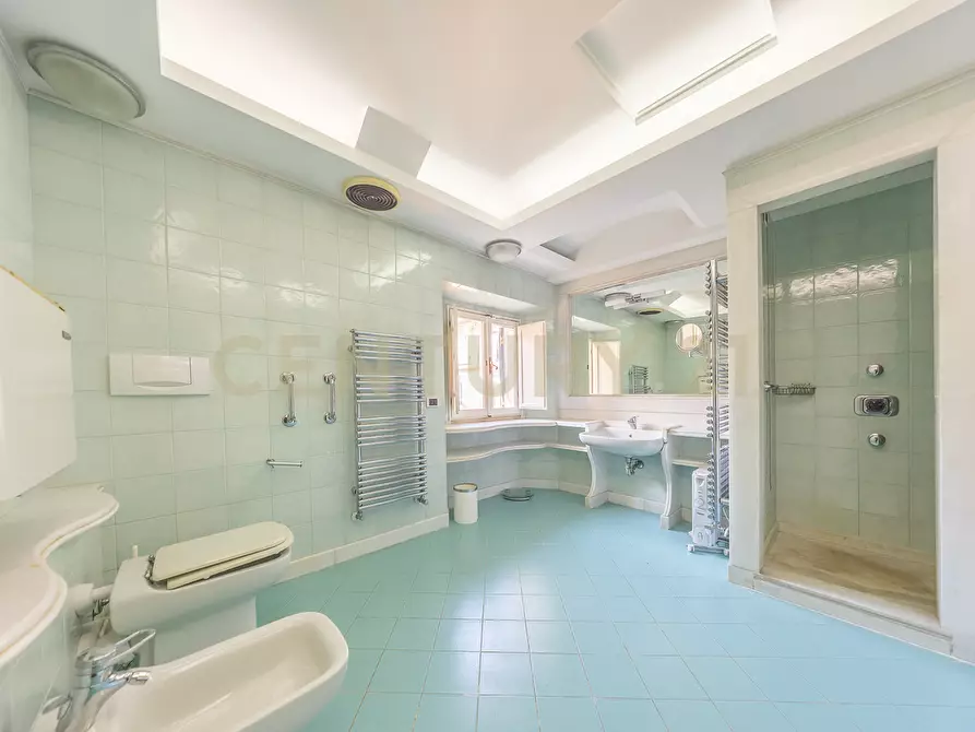 Immagine 52 di Pentalocale in vendita  in Via della Croce 71 a Roma