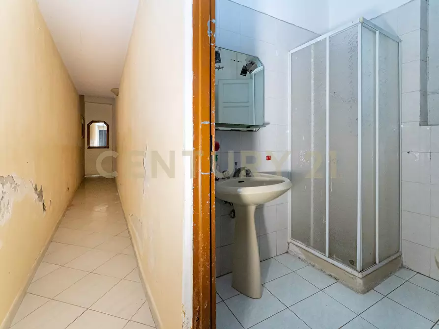 Immagine 28 di Bilocale in vendita  in Via Wrzì 128 a Catania