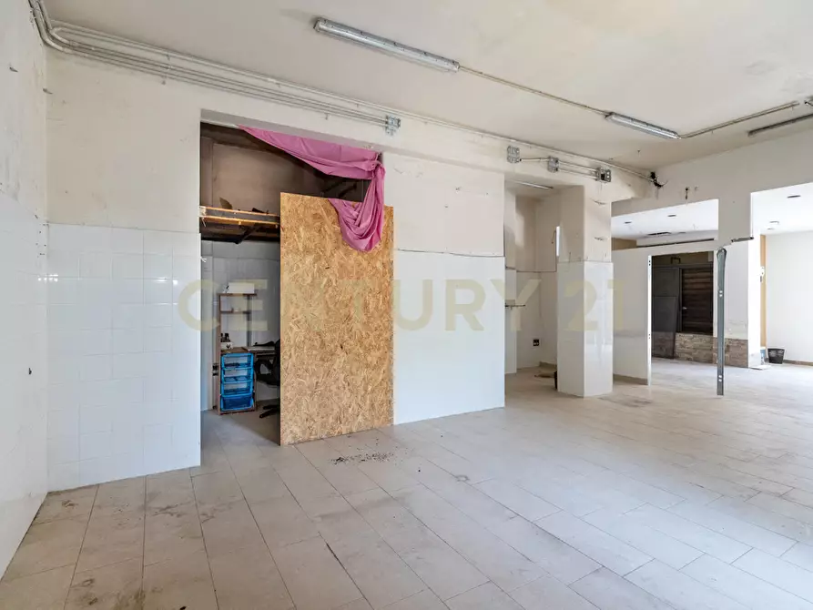 Immagine 14 di Locale commerciale in vendita  in Via Tiziano 10 a Gravina Di Catania