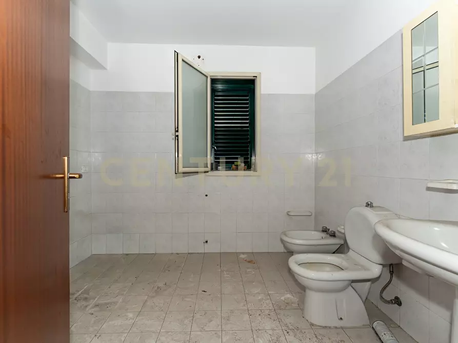 Immagine 62 di Showroom in vendita  in Via delle Scuole 1 a Aci Castello