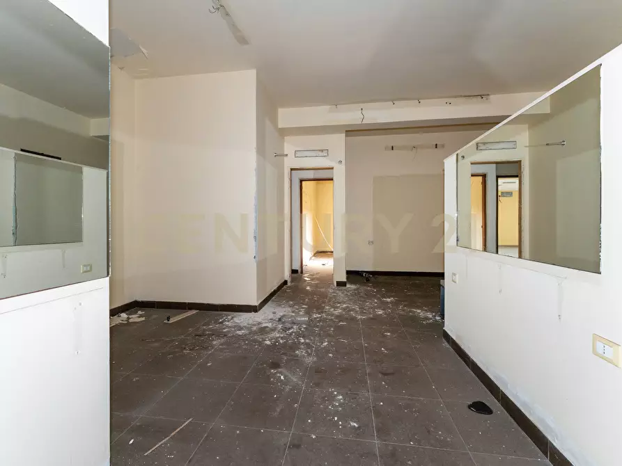 Immagine 13 di Showroom in vendita  in Via delle Scuole 1 a Aci Castello