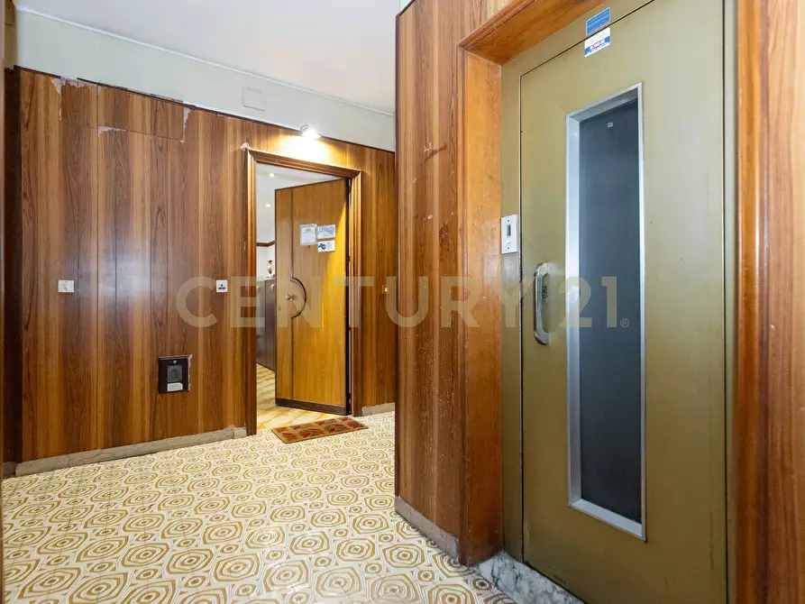 Immagine 3 di Pentalocale in vendita  in Via Grazia Deledda 2 a Catania