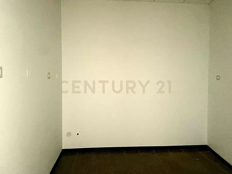 Immagine 27 di Locale commerciale in vendita  in Piazza Vittorio Emanuele a Nicolosi