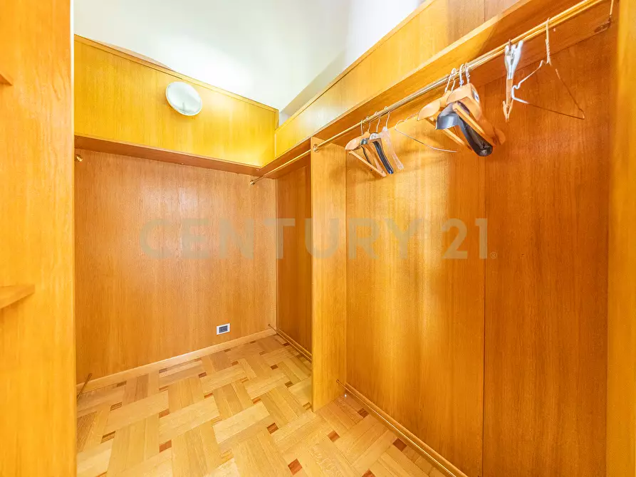 Immagine 63 di Pentalocale in vendita  in Via della Croce 71 a Roma