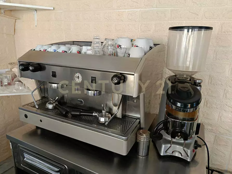 Immagine 8 di Locale commerciale in vendita  in Via Medaglie D'oro 86 a Catania