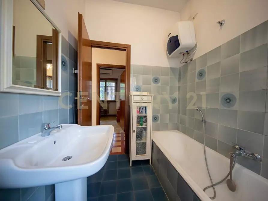 Immagine 18 di Bilocale in vendita  in Via Aurelia 301 a Roma