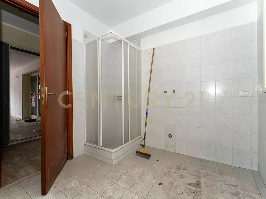 Immagine 63 di Showroom in vendita  in Via delle Scuole 1 a Aci Castello