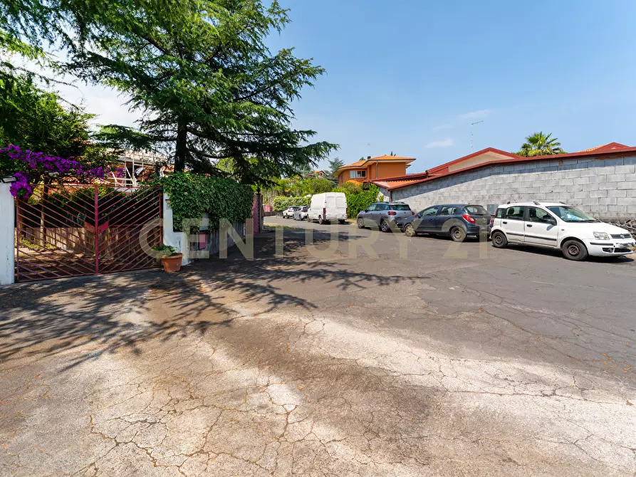 Immagine 34 di Villa in vendita  in Via Libertà 1 a Mascalucia