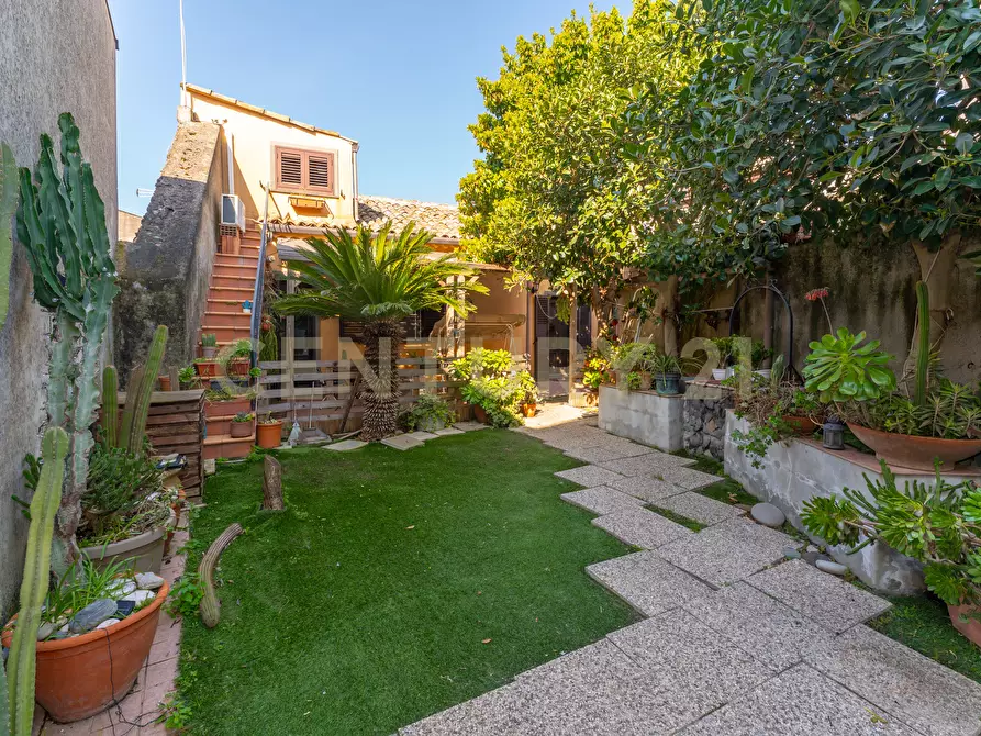 Immagine 1 di Casa indipendente in vendita  in Via Etnea 419 a Tremestieri Etneo