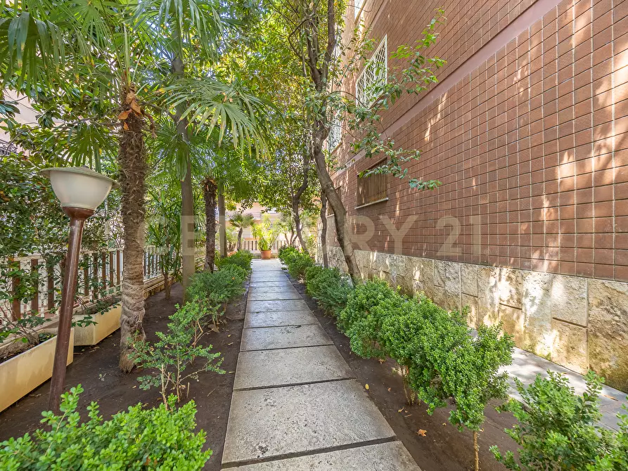 Immagine 52 di Trilocale in vendita  in Via Bevagna 56 a Roma