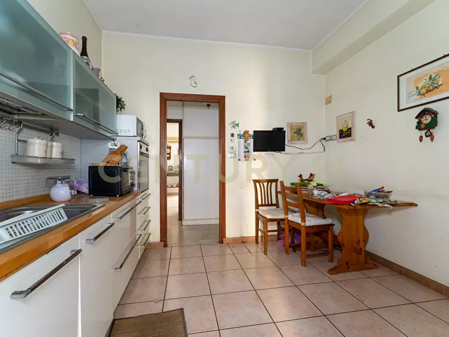 Immagine 27 di Pentalocale in vendita  in Via Fratelli Bandiera 13 a Gravina Di Catania