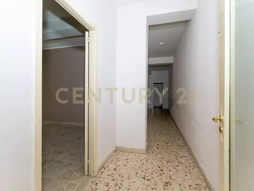 Immagine 18 di Pentalocale in vendita  in Via Due Obelischi 48 a Gravina Di Catania