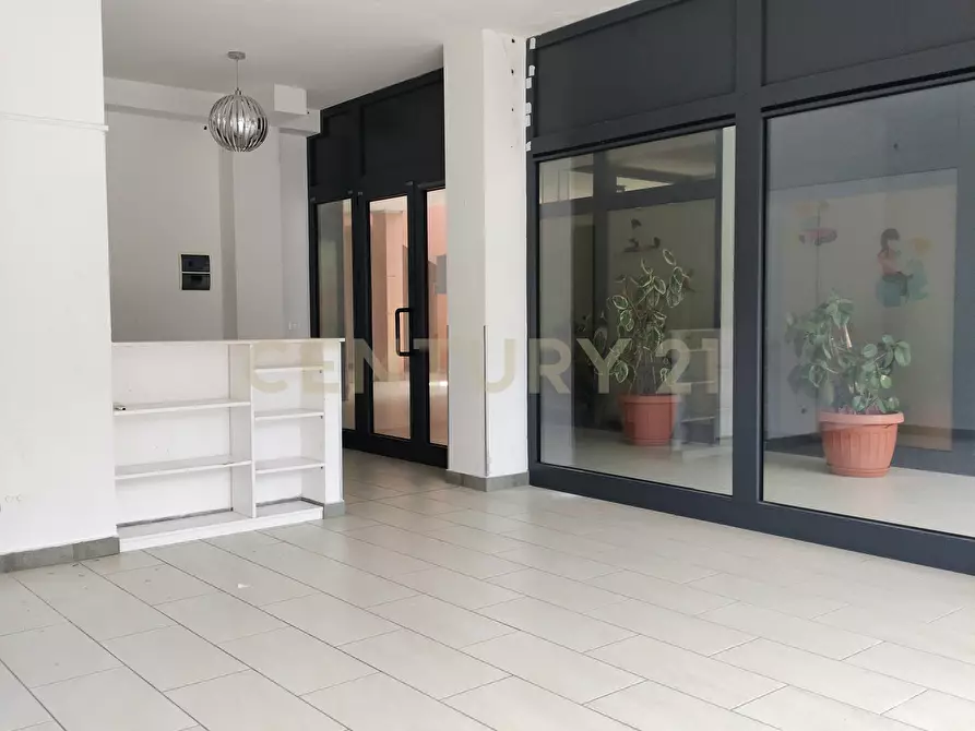 Immagine 20 di Locale commerciale in vendita  in Piazza Primo Wongher 17 a Monte Argentario