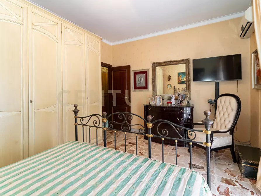 Immagine 36 di Pentalocale in vendita  in Via Carrubella 155 a Gravina Di Catania