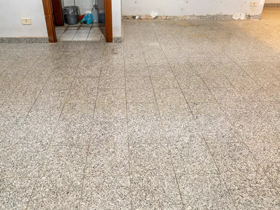 Immagine 11 di Locale commerciale in vendita  in Via Firenze 205 a Aci Castello