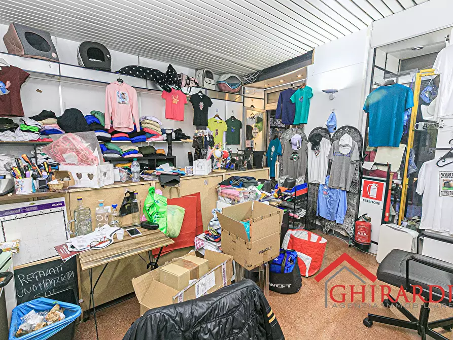 Immagine 10 di Attività commerciale in vendita  in VICO CAMPETTO 3/5 R a Genova