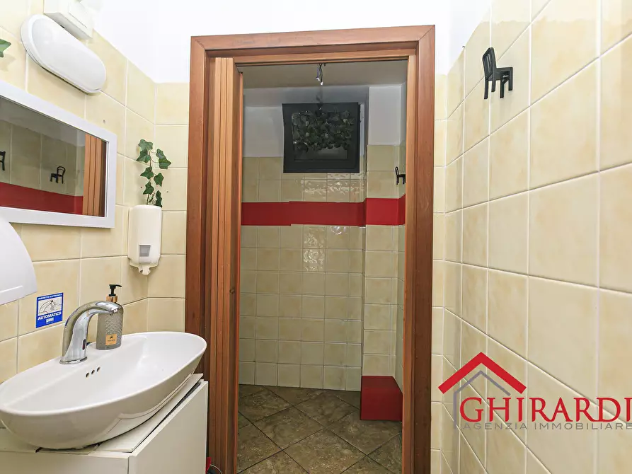 Immagine 16 di Locale commerciale in affitto  in Piazza Francesco Baracca 34r a Genova