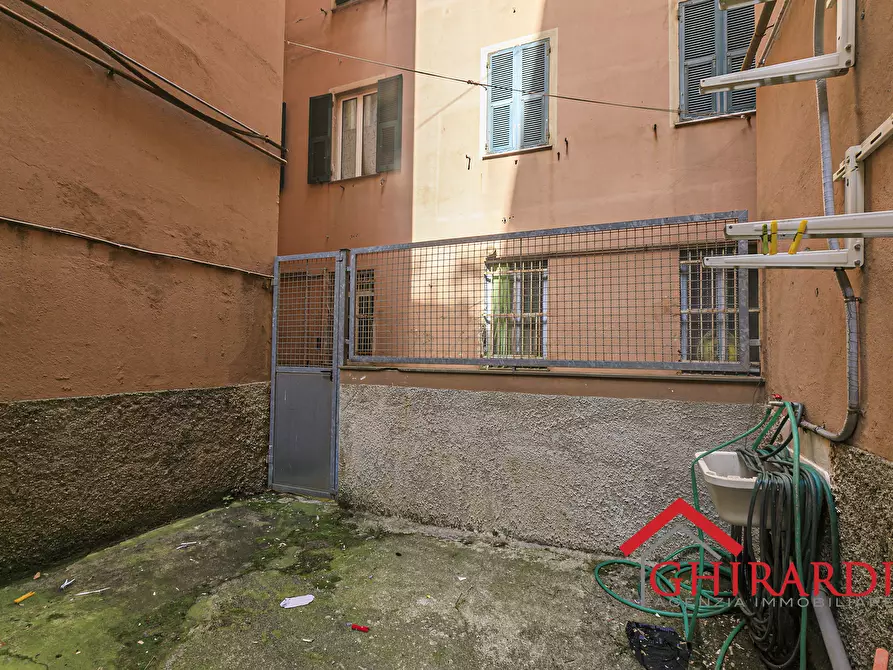 Immagine 15 di Magazzino in vendita  in Via Vado a Genova