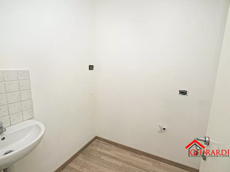 Immagine 15 di Locale commerciale in affitto  in VIA VADO 17R a Genova