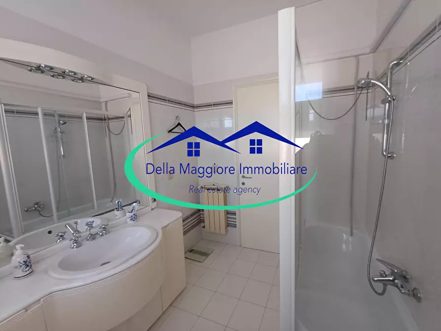 Immagine 28 di Pentalocale in vendita  in via montebello a Livorno