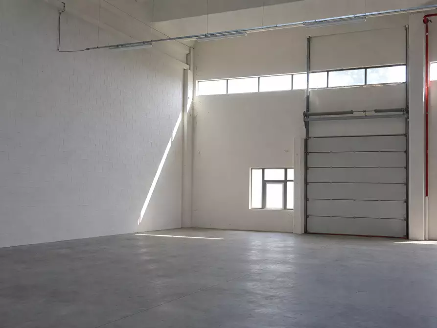 Immagine 2 di Capannone industriale in vendita  a Parma