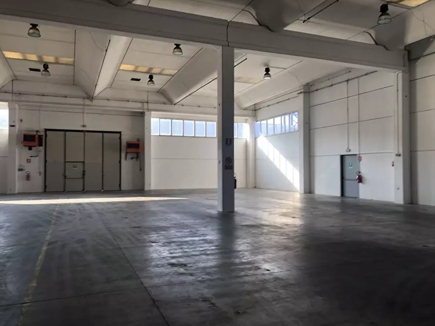 Immagine 4 di Attività artigianale in vendita  a Parma