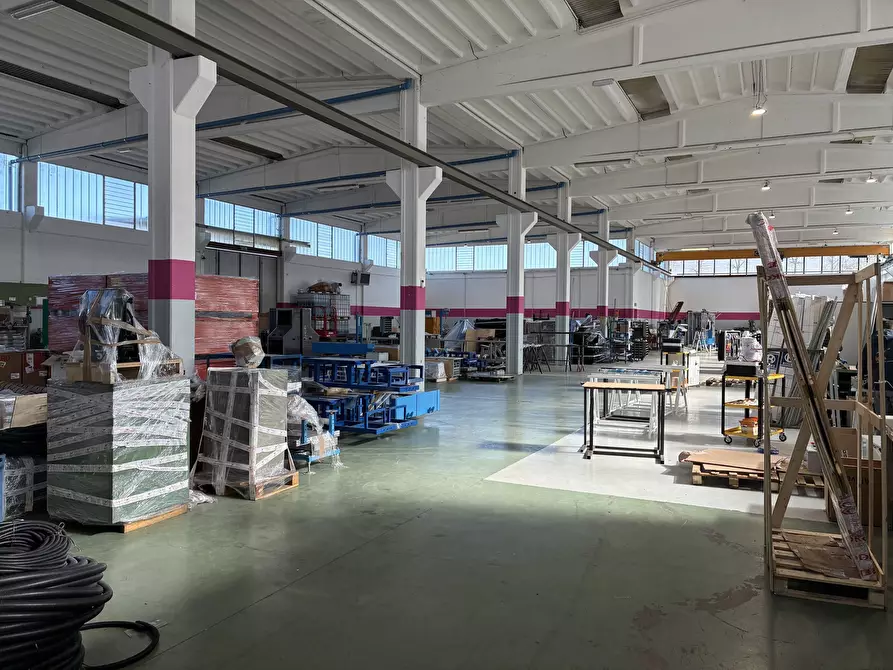 Immagine 10 di Attività artigianale in vendita  a Parma