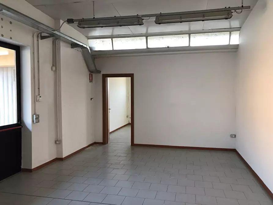 Immagine 5 di Attività artigianale in vendita  a Parma