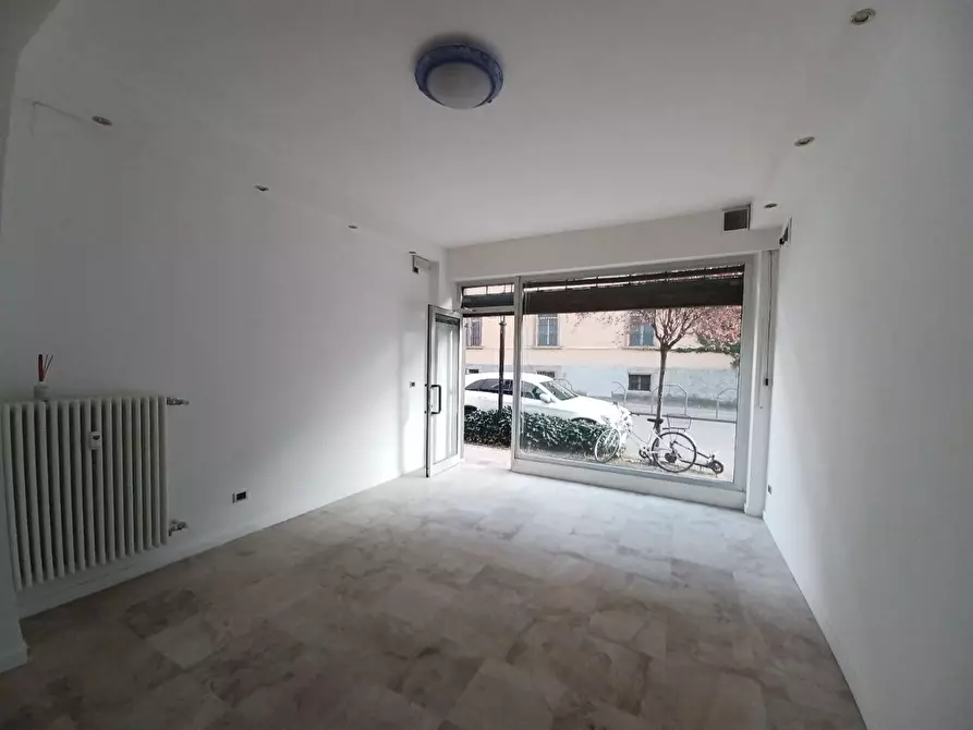 Immagine 1 di Locale commerciale in affitto  a Trento