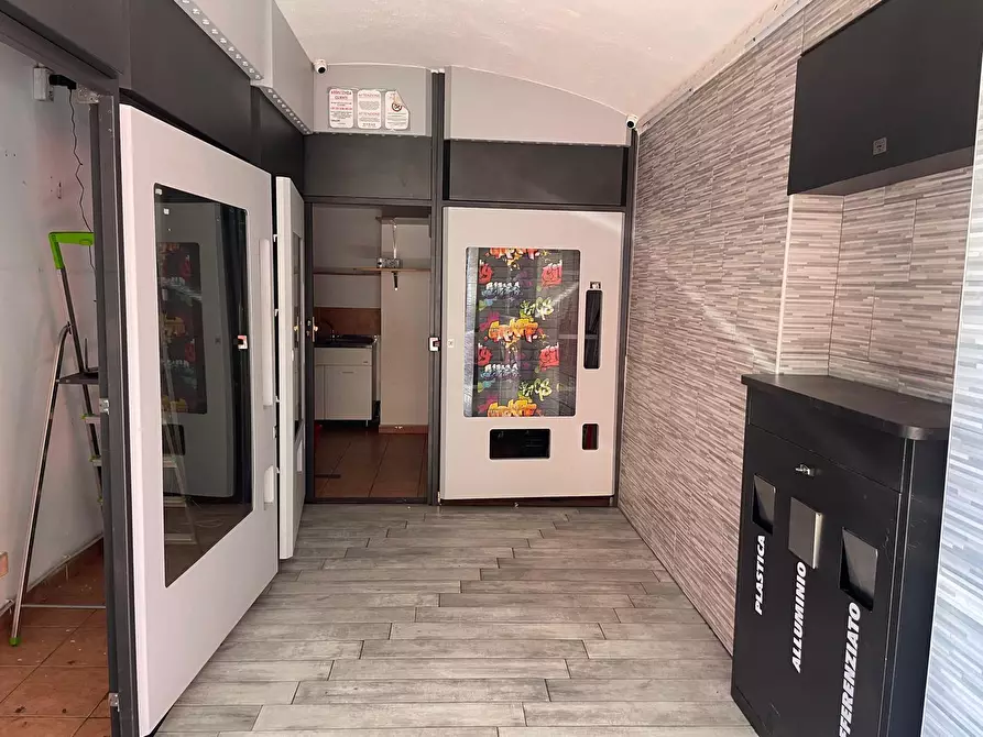 Immagine 2 di Locale commerciale in vendita  in Via Giulia di Barolo a Torino