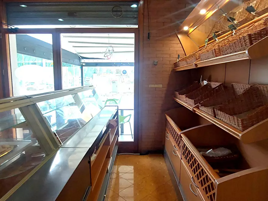 Immagine 20 di Locale commerciale in vendita  in Viale Porta Pia 5 a Brindisi