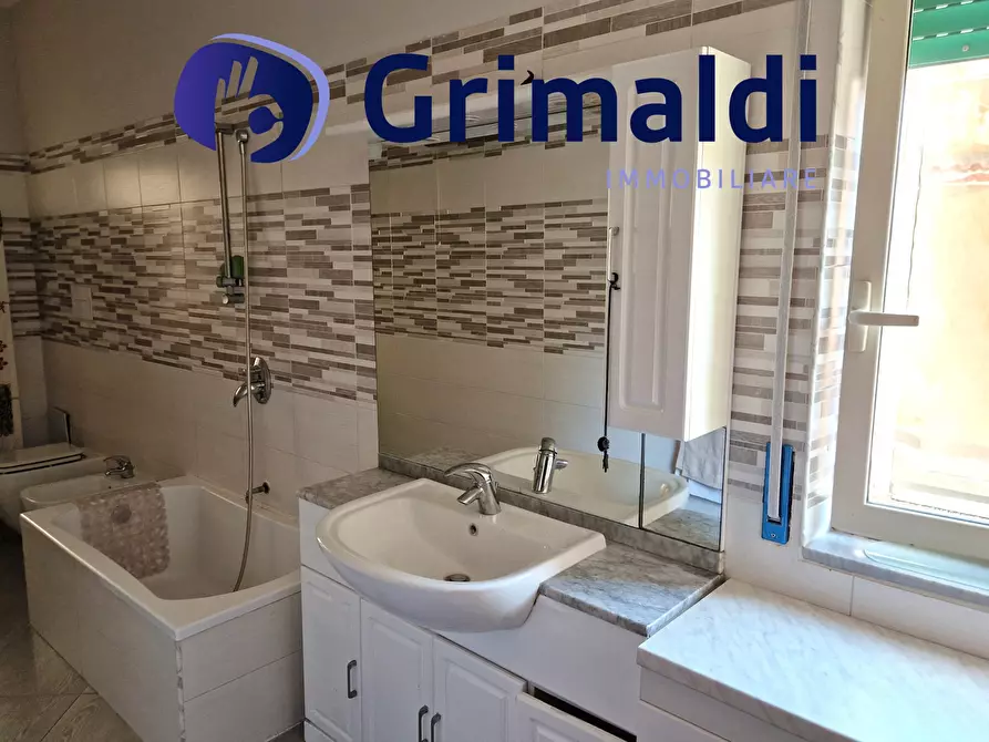 Immagine 15 di Trilocale in vendita  in Via Diomede Carafa 34 a Napoli