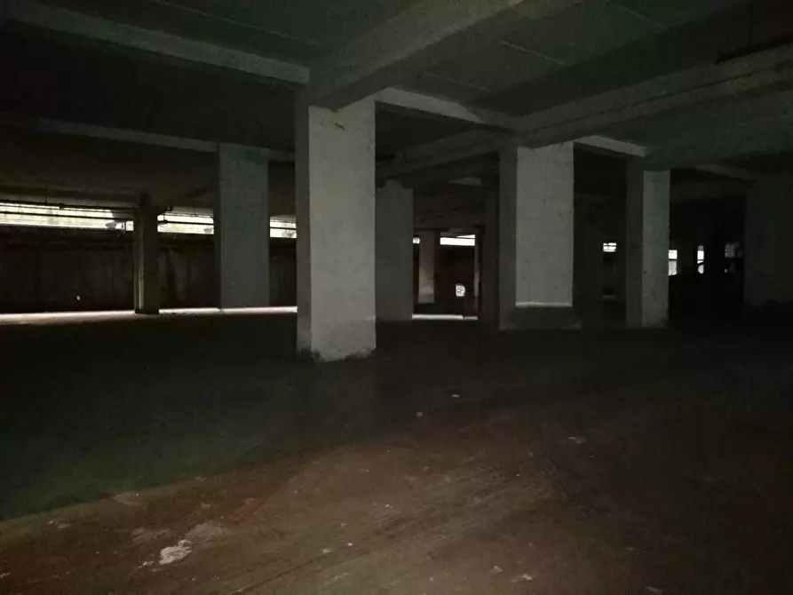 Immagine 5 di Garage in vendita  in Viale Marx a Roma