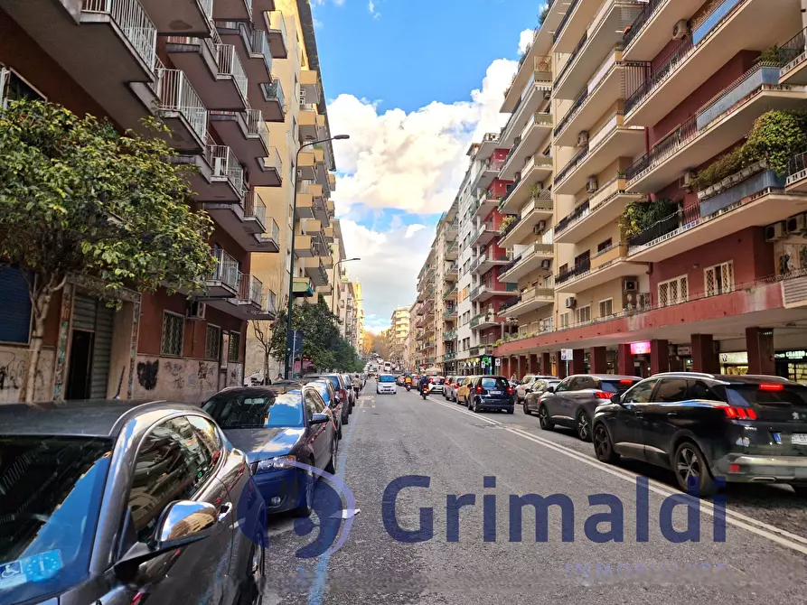 Immagine 1 di Garage in vendita  a Napoli