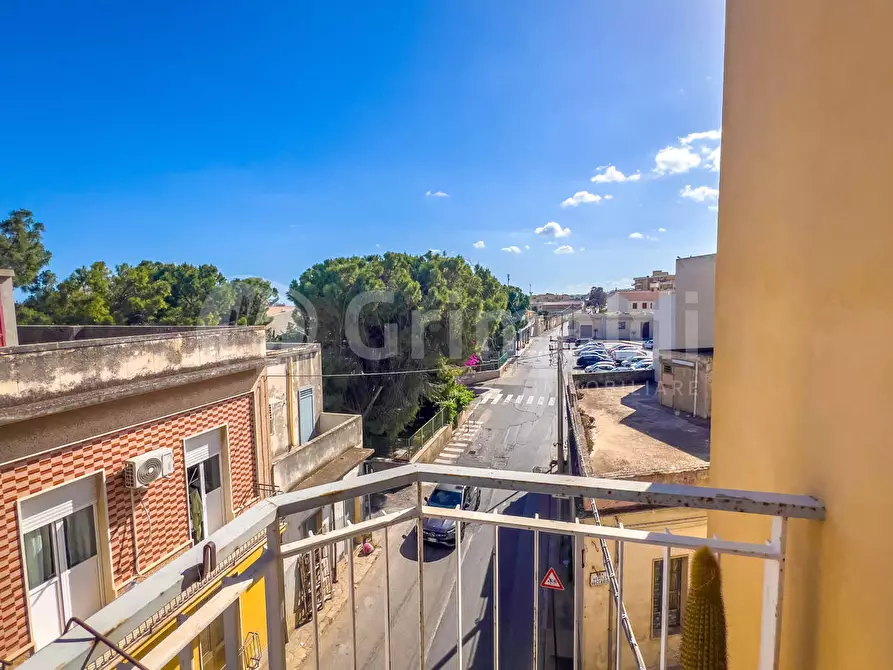 Immagine 3 di Appartamento in vendita  in Via Achille Vaccarisi 106 a Avola