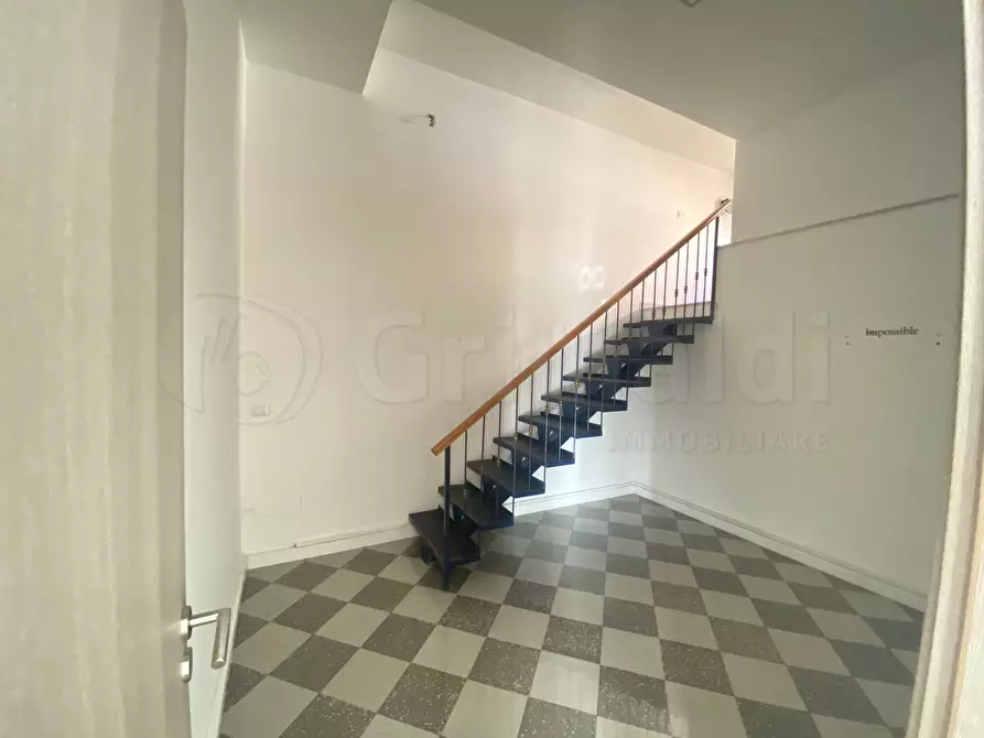 Immagine 9 di Locale commerciale in vendita  a Giugliano In Campania