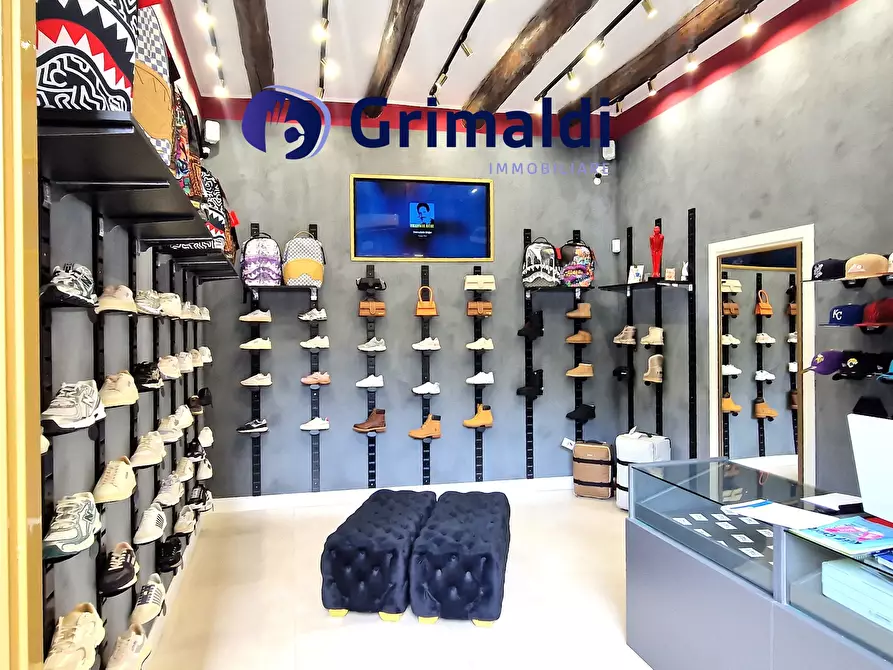 Immagine 1 di Attività commerciale in affitto  a Napoli