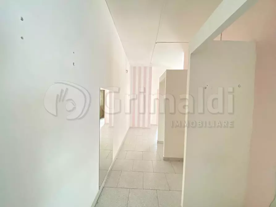 Immagine 3 di Locale commerciale in affitto  a Giugliano In Campania