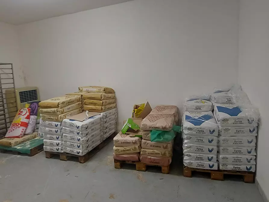 Immagine 51 di Locale commerciale in vendita  in Viale Porta Pia 5 a Brindisi