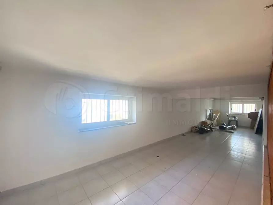 Immagine 11 di Locale commerciale in vendita  a Giugliano In Campania