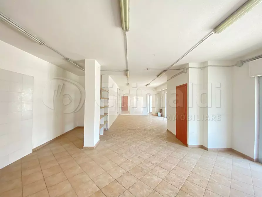 Immagine 1 di Locale commerciale in affitto  a Lusciano