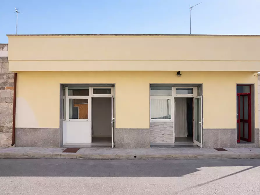 Immagine 1 di Locale commerciale in vendita  in Via Quarto 2/A a Melendugno