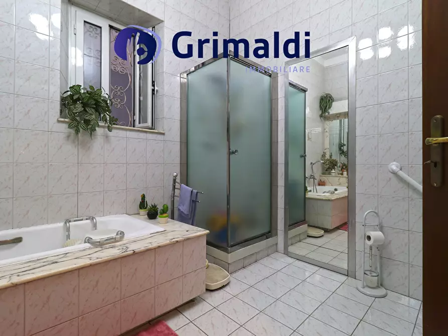 Immagine 8 di Quadrilocale in vendita  in Via Chiatamone a Napoli