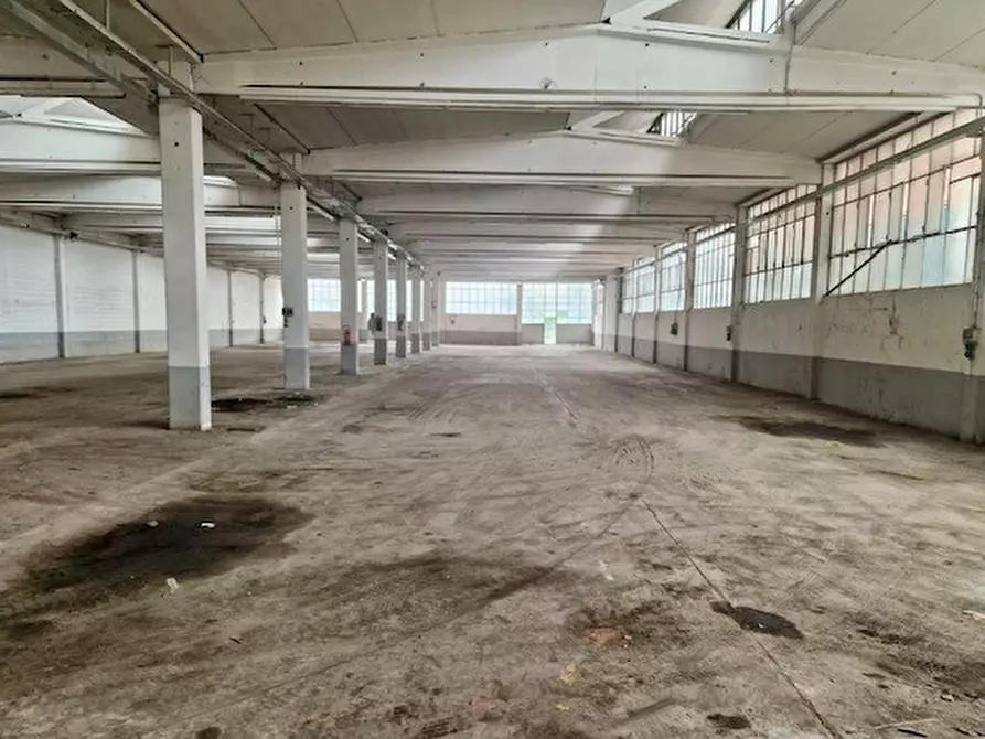 Immagine 4 di Attività artigianale in vendita  in VIA TRIESTE 37 a Erba