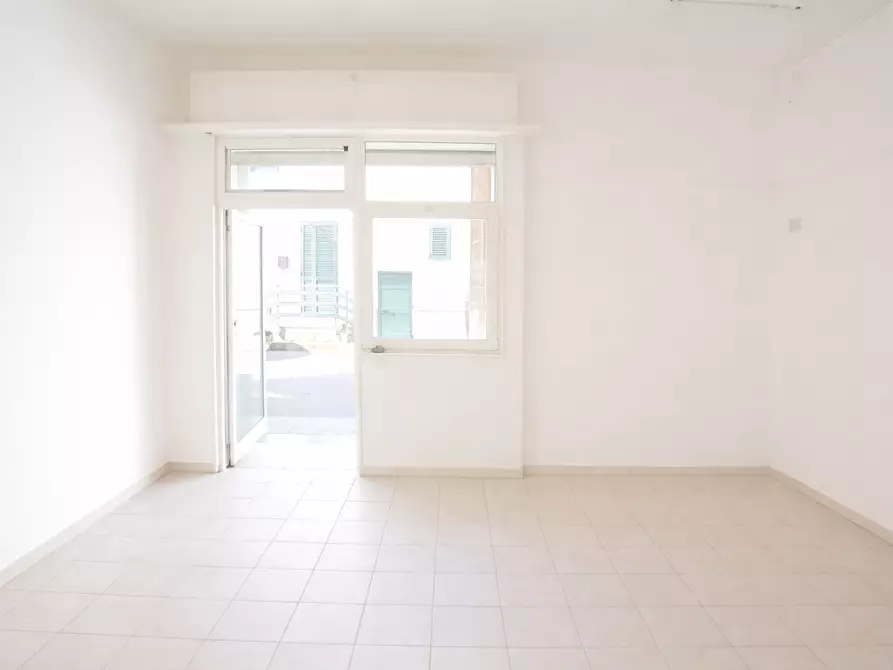 Immagine 2 di Locale commerciale in vendita  in Via Quarto 2/A a Melendugno