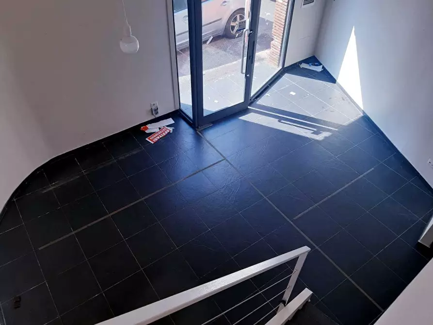 Immagine 8 di Locale commerciale in affitto  in Via Francesco Breschi 2 a Anzio