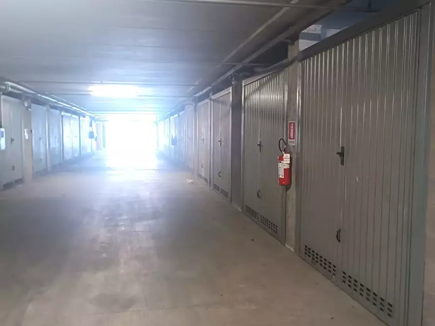 Immagine 2 di Garage in vendita  in Viale Lunigiana a Aulla