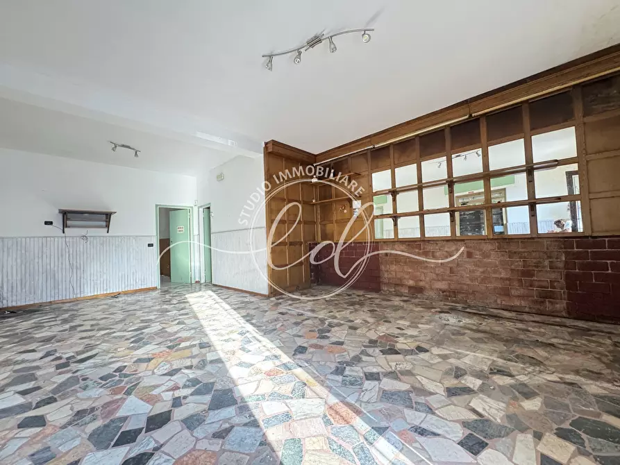 Immagine 11 di Locale commerciale in vendita  a Montignoso