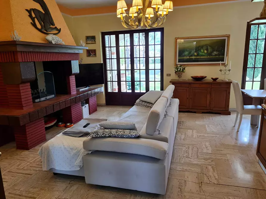 Immagine 9 di Villa in vendita  a Pietrasanta