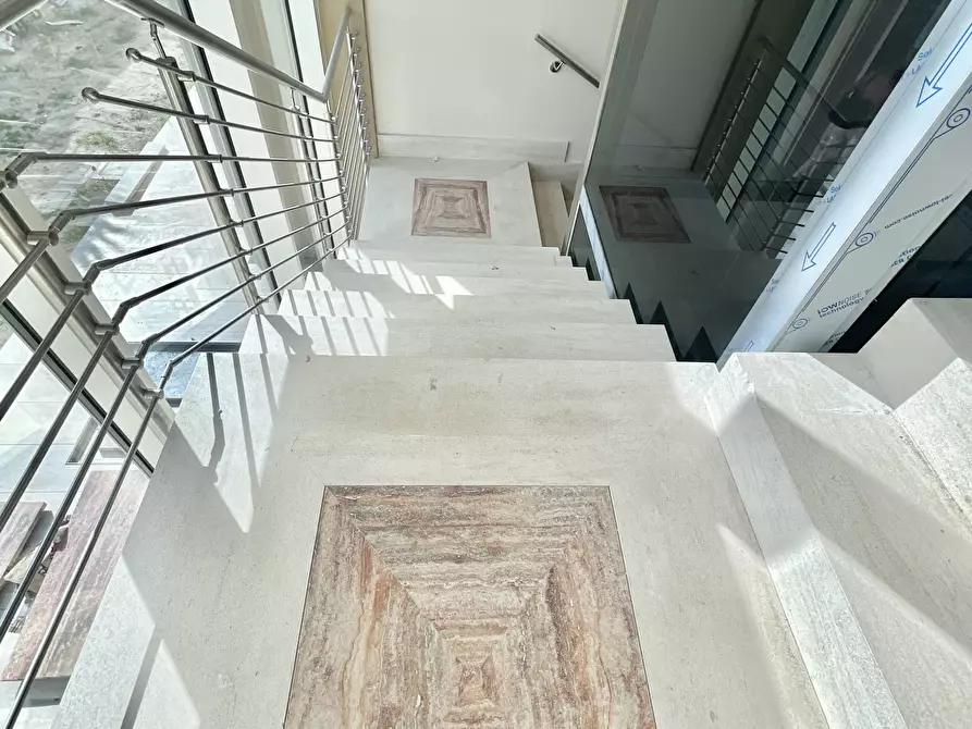 Immagine 21 di Ufficio in affitto  a Pietrasanta